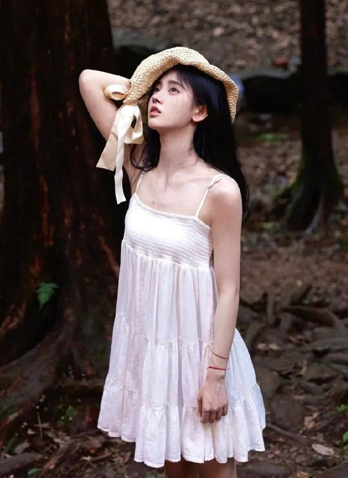 鞠婧祎一袭白色吊带裙清纯甜美灵动温柔