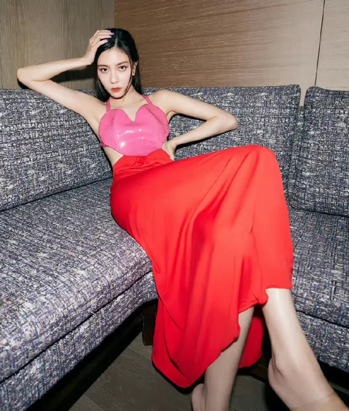 宋妍霏穿红色裙子时,特别亮眼,楚楚动人!