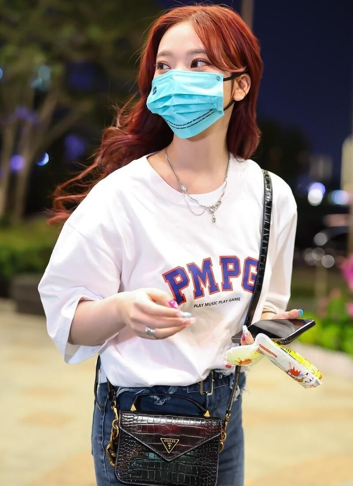 张紫宁身穿白色字母短袖牛仔裤青春洋溢魅力动人