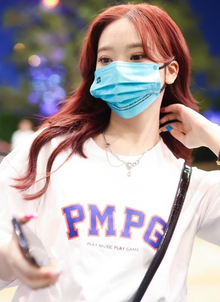 张紫宁身穿白色字母短袖牛仔裤青春洋溢魅力动人