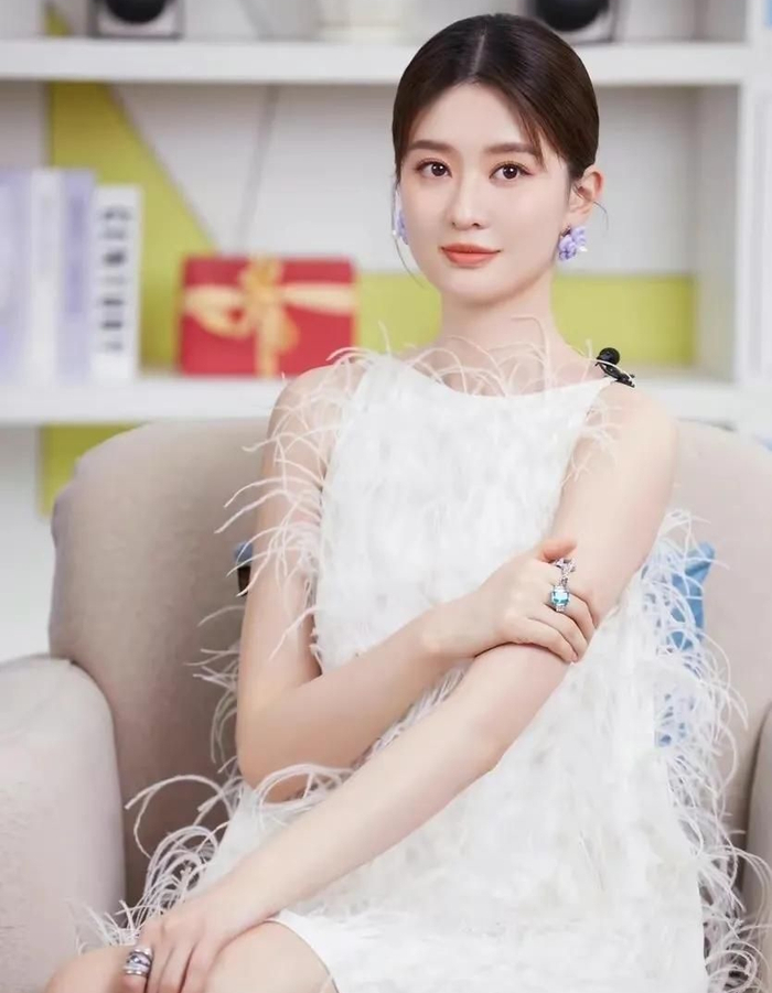 乔欣长发披肩肤白貌美时尚俏丽