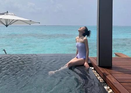 赵今麦晒海边度假随拍，身穿紫色泳衣素颜超美