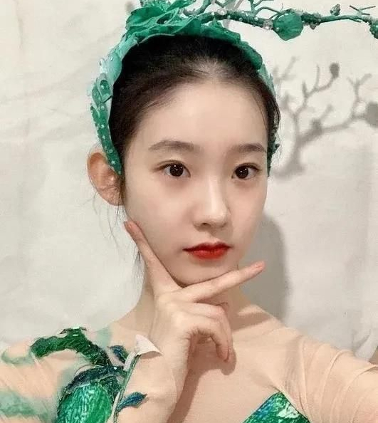 青春靓丽的张亦凡,优雅迷人,尽显迷人风姿!__财经头条