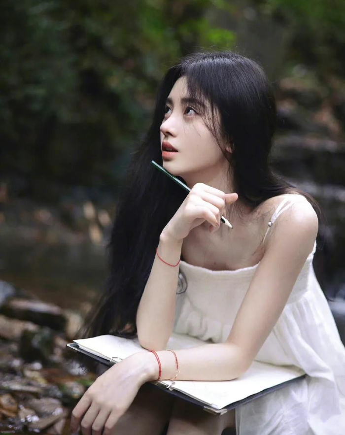鞠婧祎一袭白色吊带裙清纯甜美灵动温柔