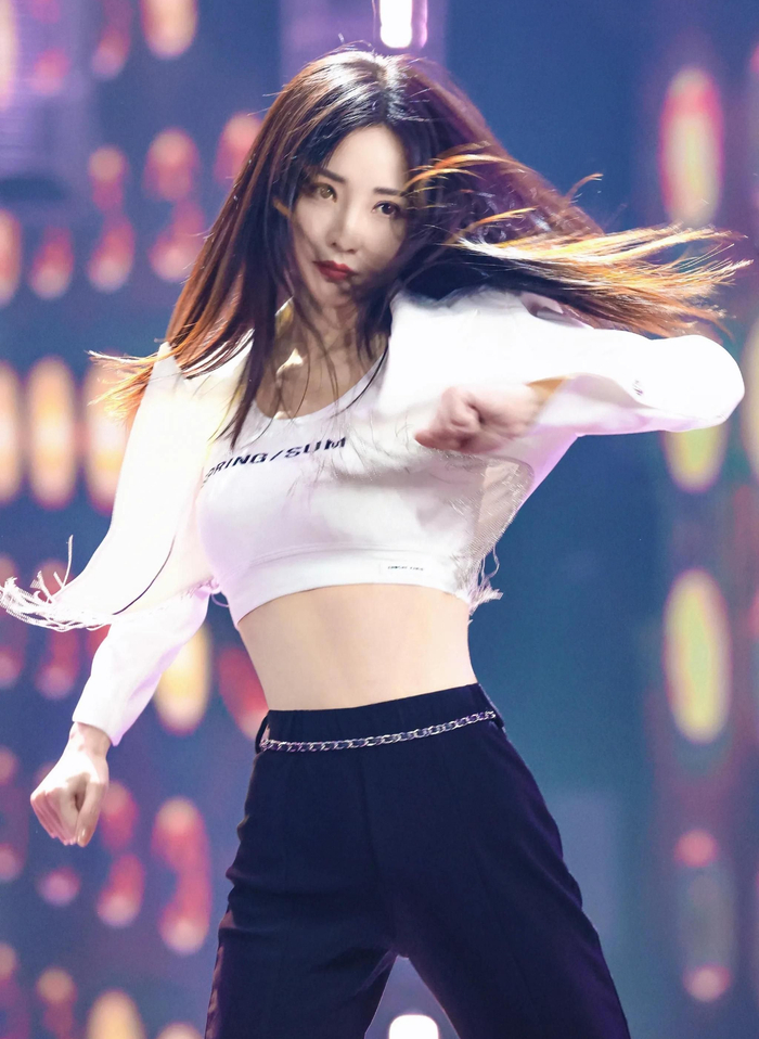 柳岩优美舞姿楚楚动人