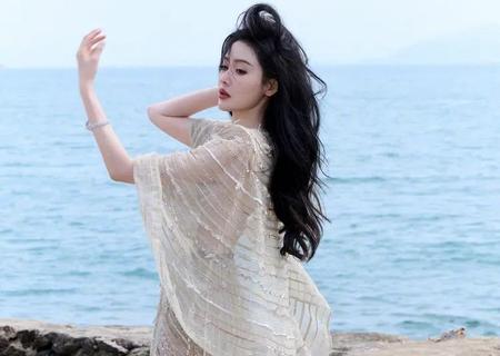 张天爱穿清凉纱裙秀白皙美腿，海边吹风似人鱼公主