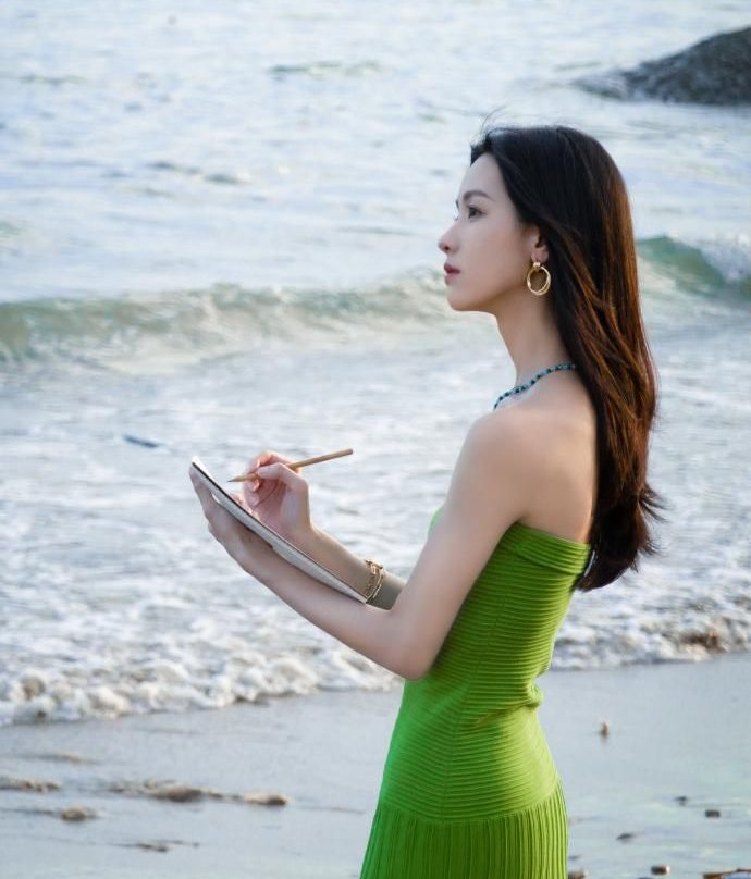 陈都灵的海边绿裙飘荡清新淡雅俏丽动人