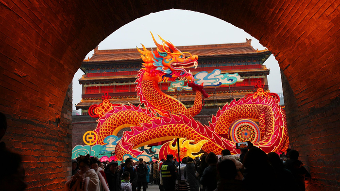 过年去西安城墙看彩灯龙年彩灯漂亮壮观赏灯人如潮年味爆棚