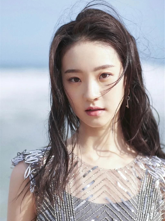 青春靓丽的张亦凡优雅迷人尽显迷人风姿