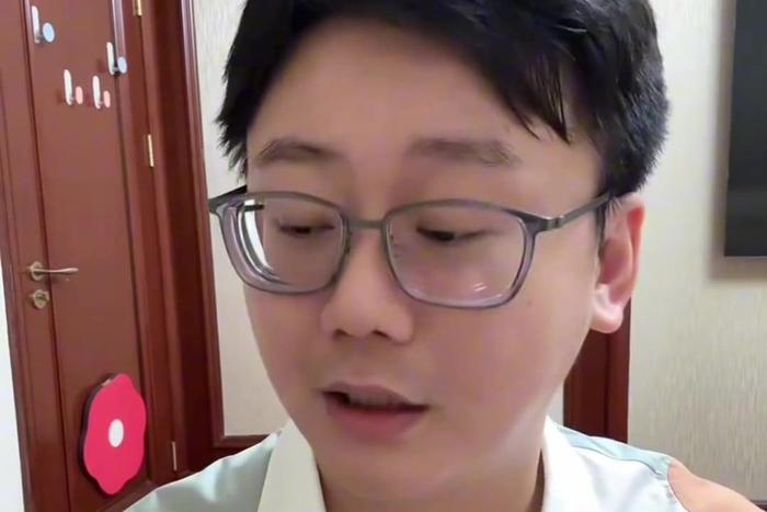 陶白白与前妻离婚，二人仍关联2家公司，蜂群文化已注册多个商标