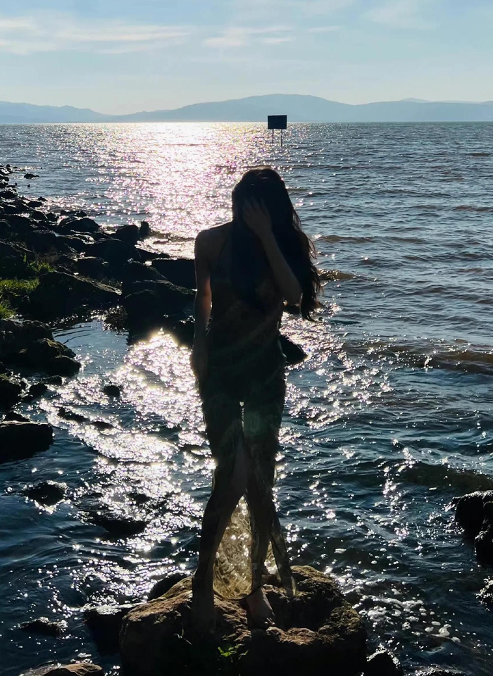 方圆海边泳装写真,身姿卓越,俏丽多姿!