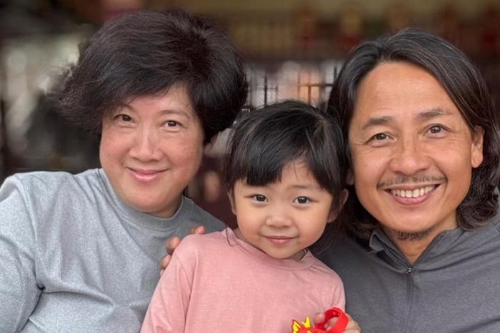 香港艺人58岁妻子再怀孕，自曝靠人工受孕二胎怀女，一年前曾小产
