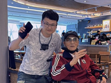 89岁谢贤近况曝光，坐轮椅在山顶喝咖啡，扎马尾戴墨镜仍有型有款