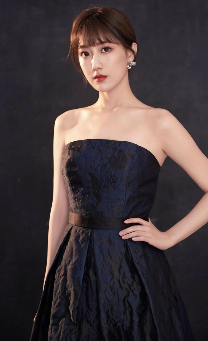 李艺彤高清淡雅写真,妩媚动人!