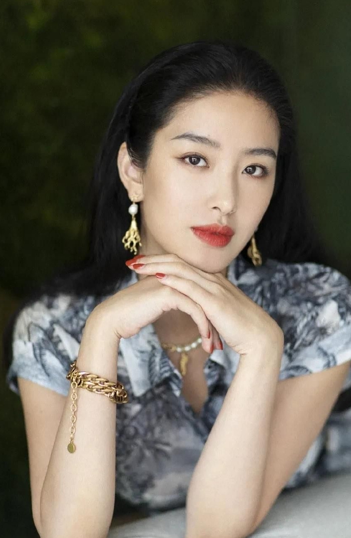 娇俏妩媚的杨采钰,美艳动人,文雅秀丽的写真照!__财经头条