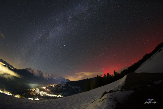 意大利上空的红色极光|极光|意大利|天文_新浪新闻