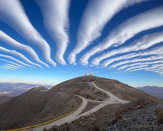 拉斯坎帕纳斯天文台上空的波状层积云