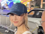 李嘉欣一头金发现身看演唱会，与许晋亨牵手入场，李嘉明夫妇也在