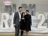 袁彩云女儿小学毕业，全家到校观礼丈夫罕露脸，13岁女儿像母亲