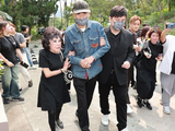 施明出殡长子捧遗照，李家鼎被搀扶次子不停拭泪，小儿媳没现身