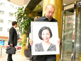 陈慧琳婆婆出殡全家送别，儿子捧遗照哭红眼，陈慧琳双手合十致意