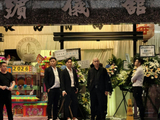 向华强大嫂离世设灵，花圈纸扎品摆满殡仪馆外，现场大批警察驻守