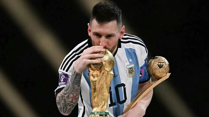 阿圭罗梅西是历史最佳球员在他之后近年来的最佳是c罗