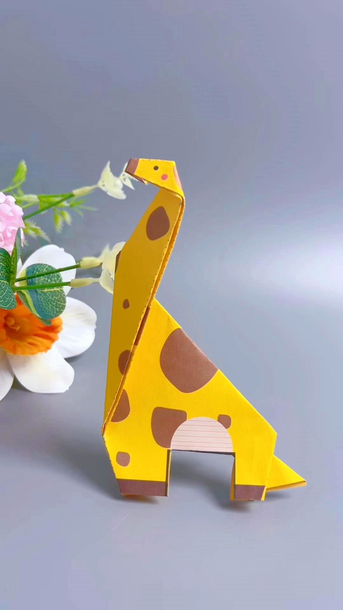 儿童手工折纸,摆在书桌上的长颈鹿