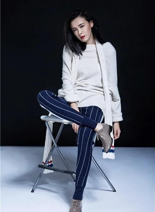 李艾一袭抹胸连衣裙秀天鹅颈,灵动优雅,美丽大方!