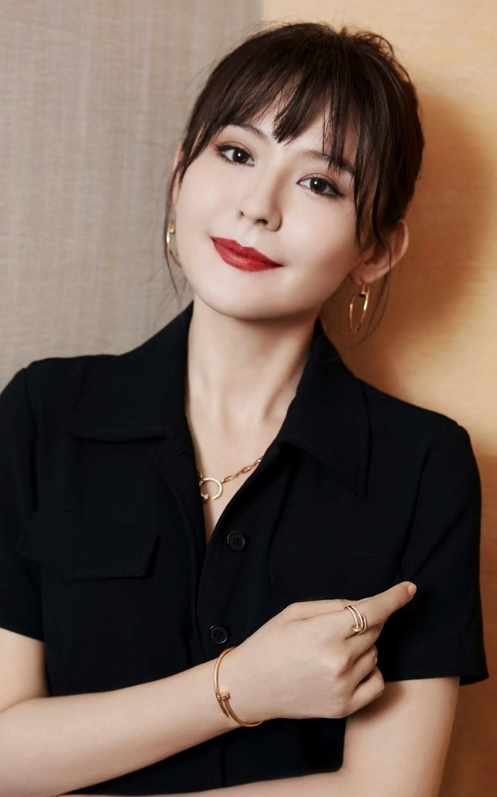 热依扎高清俏丽美照优雅迷人