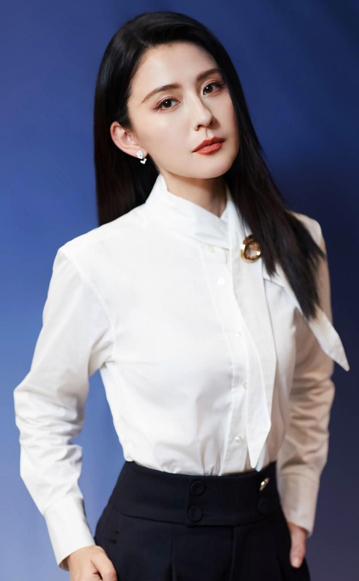 热依扎高清俏丽美照,优雅迷人!__财经头条