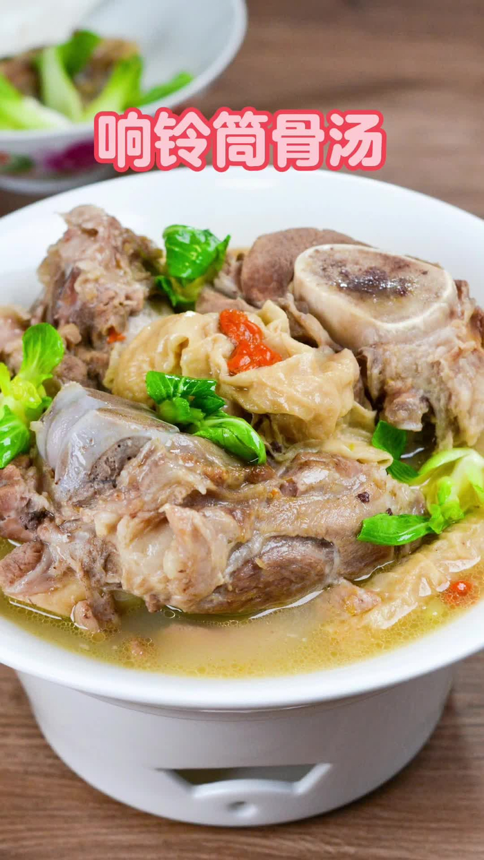 煮一锅响铃筒骨汤吃肉解馋喝汤滋润