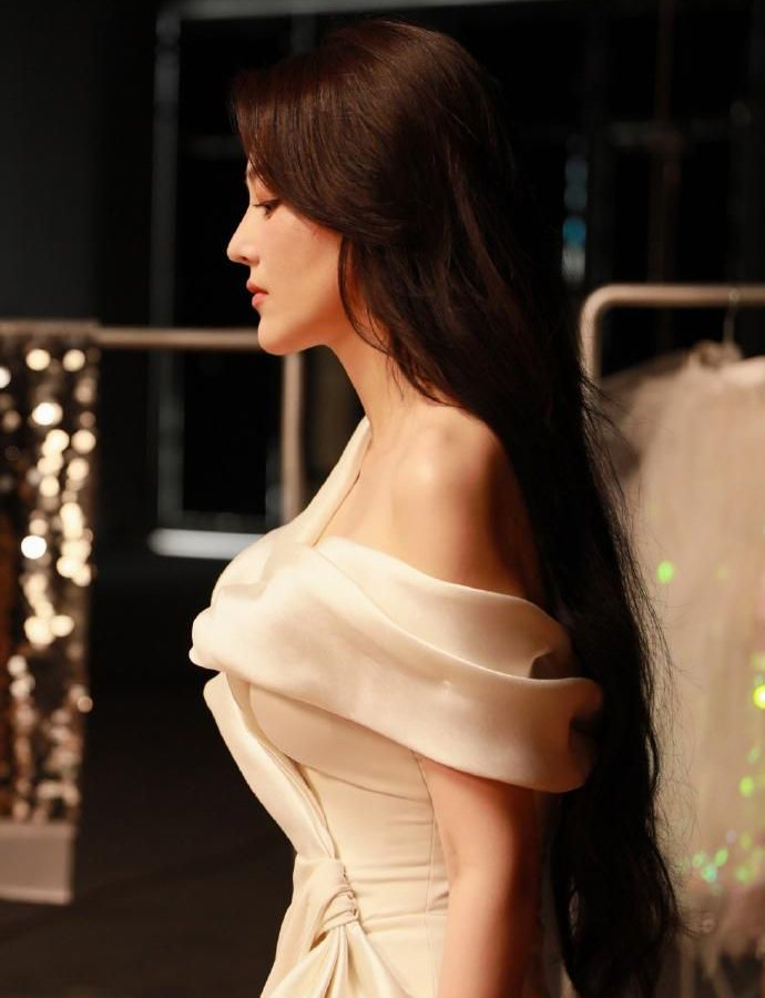 半裸美肩张馨予灵动优雅明艳动人
