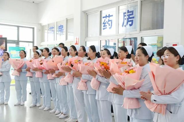 “国际护士节”来临之际 校领导一行看望慰问校医院医务工作者