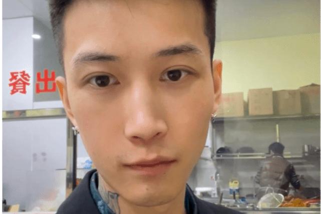 男网红控诉男友家暴，被扇耳光用衣架打头部，晒聊天记录和伤情照