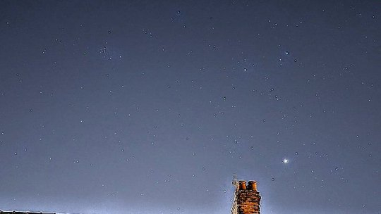 谷歌Pixel6a拍摄屋顶上方木星双子座M44天文照