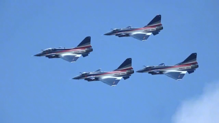 八一飞行表演队好厉害4架飞机几乎没有间隔只有高度差