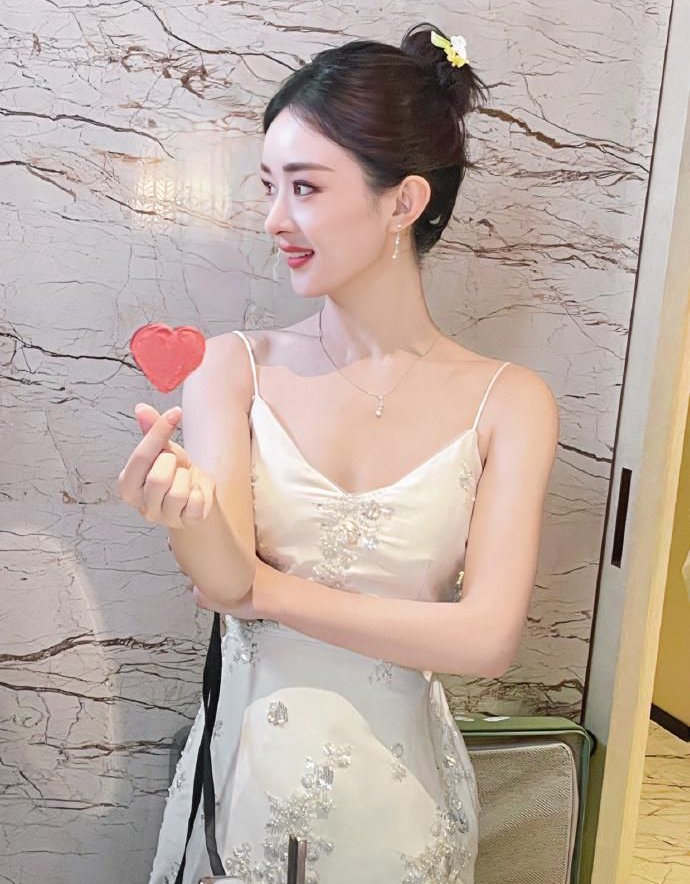 比心女孩赵丽颖,清纯甜美,娇俏可爱!