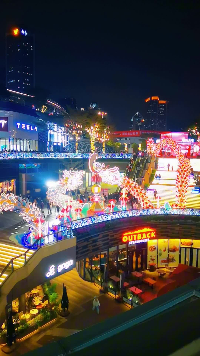 广州龙年寻龙天环广场出现双龙灯光下很美