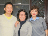 刘嘉玲带梁朝伟回苏州，与同学老师叙旧畅谈一夜，梁朝伟笑容可掬