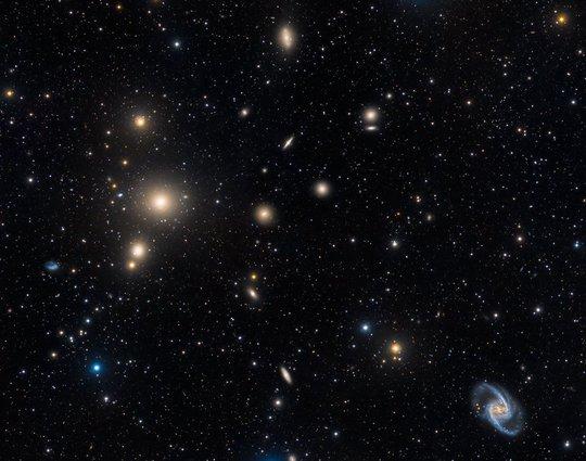 天炉座星系团图片