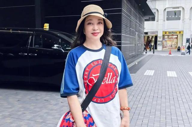 刘晓庆晒五一出游照，穿宽松T恤打扮时髦状态年轻