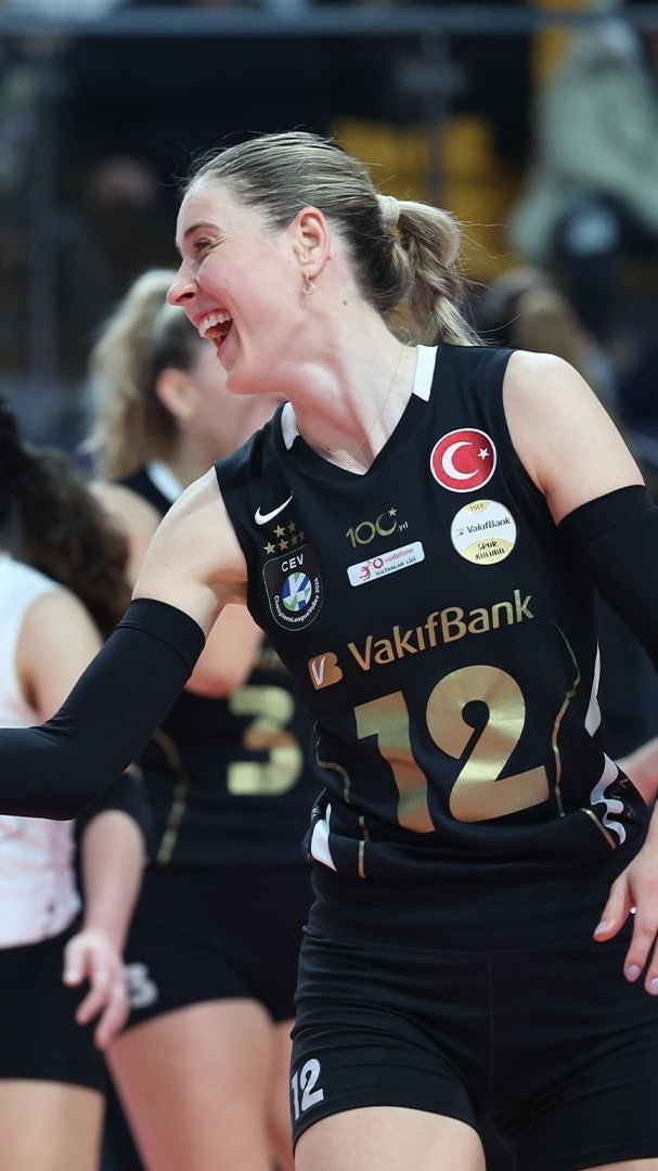 布萨身披瓦基夫12号战袍的大美妞儿算不算关系户