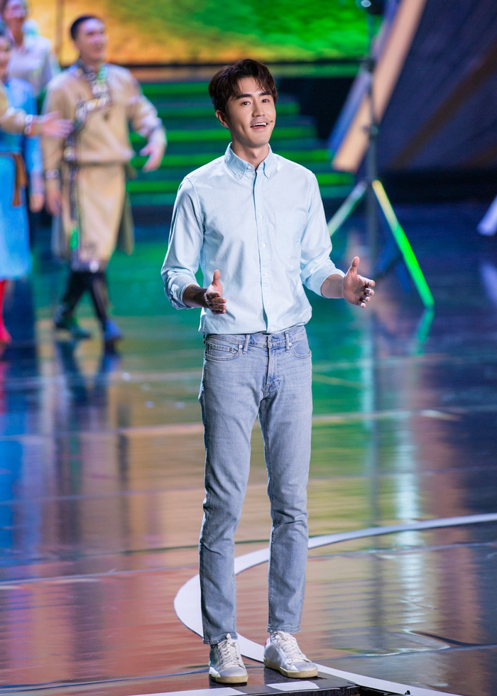 杨玏出席百花奖闭幕式 献唱歌曲共振影人力量