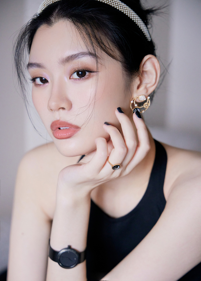 奚梦瑶一组法式风情大片来袭,黑色掐腰长裙利落干练__财经头条