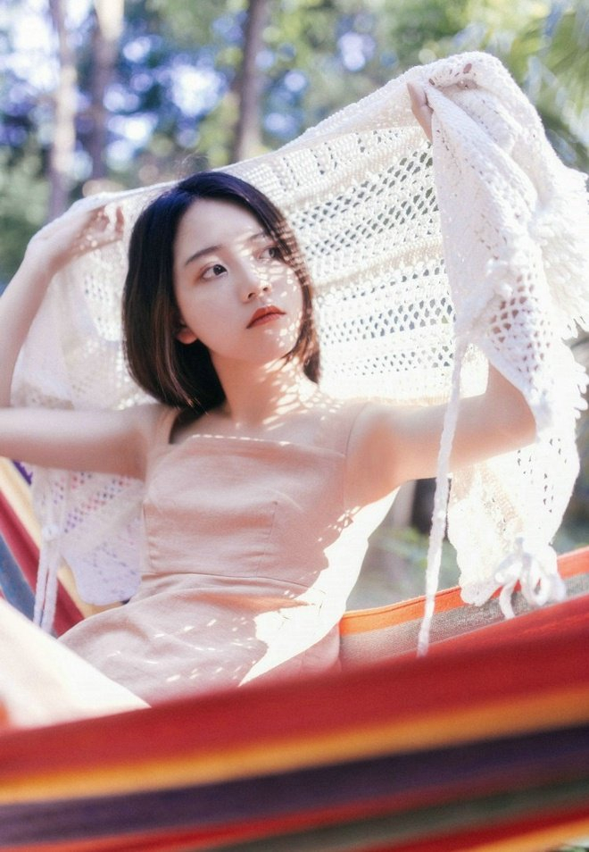 清秀少女户外阳光笑容优雅唯美写真