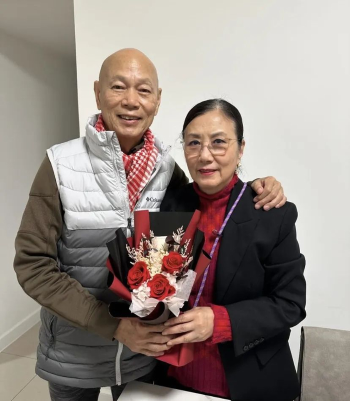 吓餐死76岁tvb资深花旦突遭鹿群围攻价值2万羽绒服被咬坏