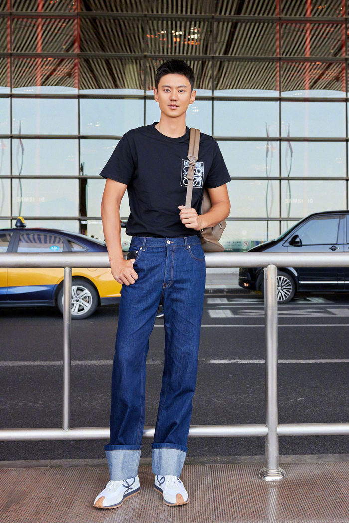 宁泽涛启程巴黎男装周,t恤 牛仔裤穿搭阳光帅气