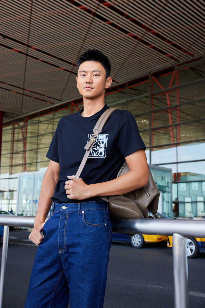宁泽涛启程巴黎男装周t恤牛仔裤穿搭阳光帅气