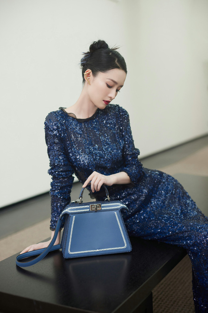 李沁出席fendi活动的造型来了身穿蓝黑亮片裙亮相